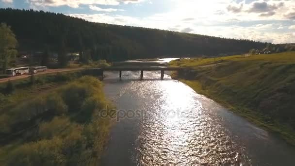 Vue aérienne des hauteurs à la rivière — Video