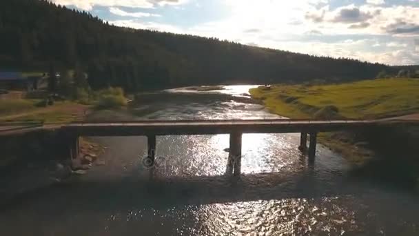 Vue aérienne des hauteurs à la rivière — Video