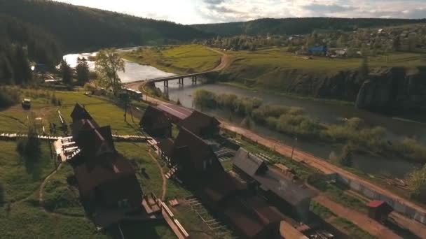 Вид с высоты на реку и деревню рядом с лесом — стоковое видео