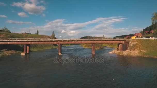 Воздушный вид на мост через реку, стрельба с воздуха — стоковое видео
