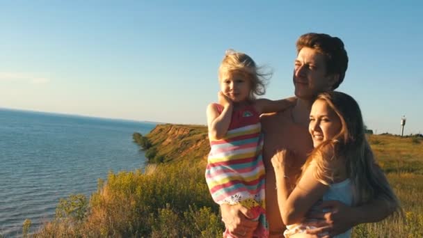 Gelukkige ouders houden van haar dochter in haar armen en kus — Stockvideo