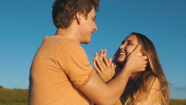 Det lyckliga paret som lurar i bakgrunden av blå himmel — Stockvideo