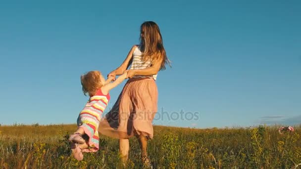 Lycklig mamma vänder döttrar händer, — Stockvideo