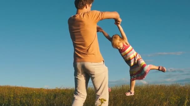 Šťastný otec otočí rukou dcery, — Stock video
