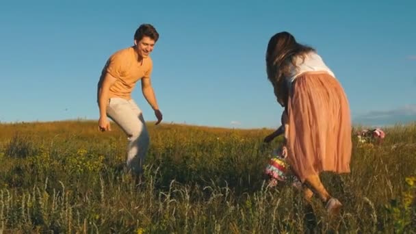 Glückliches Paar gooft herum mit meiner Tochter — Stockvideo