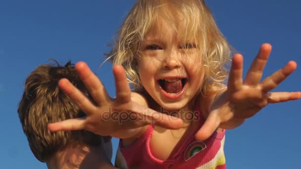 Kleines Mädchen, das auf Papas Händen herumalbert — Stockvideo