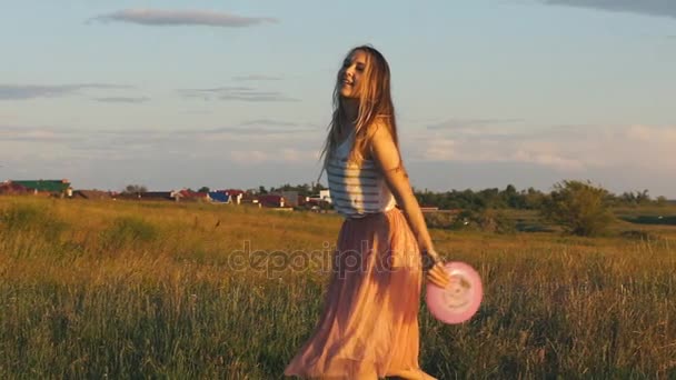 Casal feliz jogando Frisbee — Vídeo de Stock