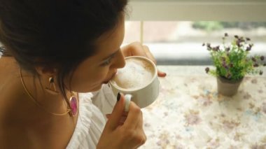 restoranda kahve içme beyaz bluz, güzel kadın