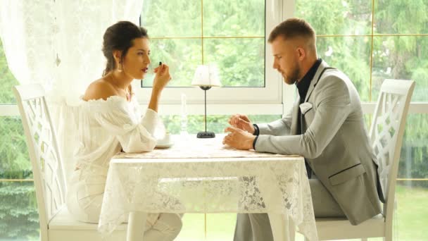 Coqueteando en un café. Hermosa pareja amorosa sentada en un café disfrutando en café y conversación — Vídeos de Stock