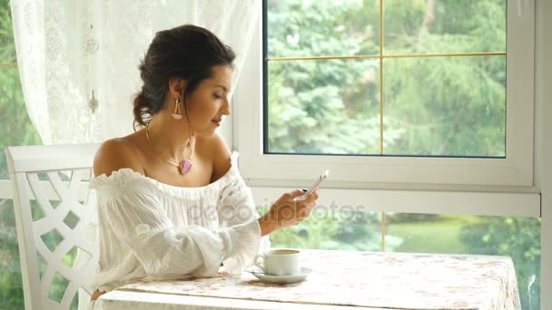 레스토랑 및 음료 커피에 전화 통화 하는 아름 다운 갈색 머리 여자 — 비디오
