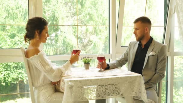 Happy couple in restaurant looking each other and toasting — Stock Video