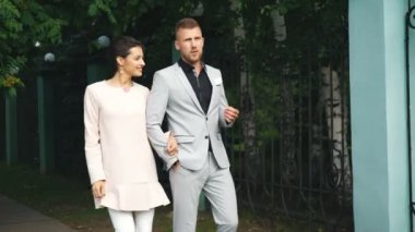 Kent parkta yürüyüşe güzel Çift