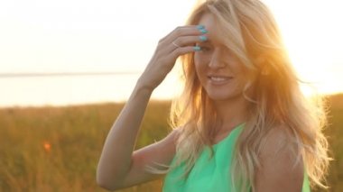 güzel sarışın günbatımı, yakın-up adlı bir alanda yürüyüş