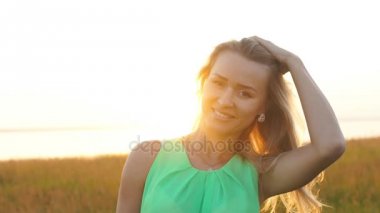 güzel sarışın günbatımı, yakın-up adlı bir alanda yürüyüş