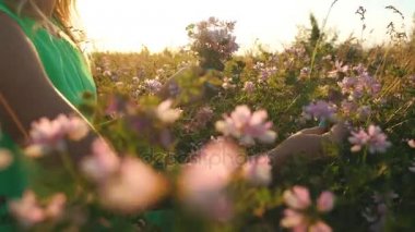 sarışın koklama kır çiçekleri