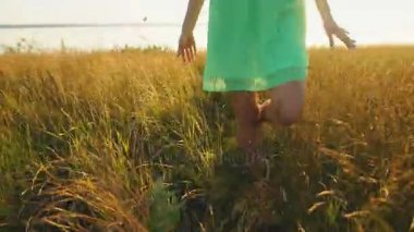 güzel sarışın bir alanda gün batımında yürüyüş