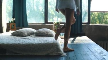 güzel seksi sarışın kadın Beyaz gömlekli uyandım ve pencereye gitti