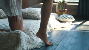 ayak closeup, kız yataktan kalkıp pencereye gittim