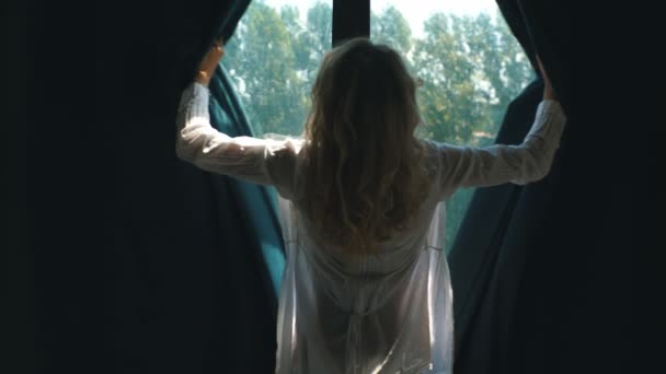 Jeune belle blonde se réveilla et ouvrit les rideaux — Video