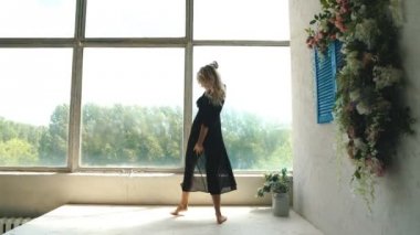 güzel sarışın dans ve having fun