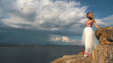 uçurumun kenarına kameraya poz sarışın