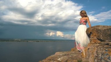 uçurumun kenarına kameraya poz sarışın