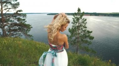 Kayalık Nehri'nin üzerinde duran genç sarışın kadın.