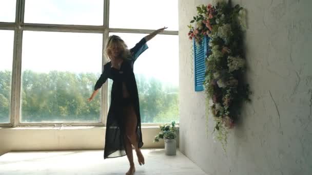 Красива блондинка танцює і розважається — стокове відео