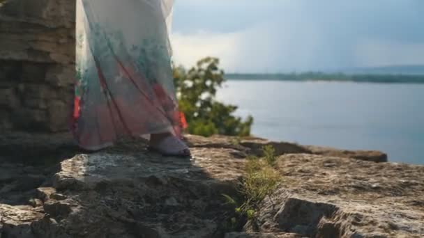 Fötter närbild, kvinna i utkanten av klippan — Stockvideo
