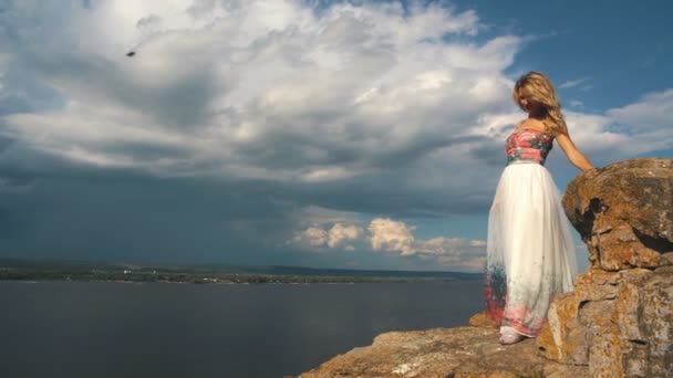 Blonde posing on camera on the edge of the cliff — Stock Video