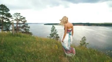 Volga Nehri'nin kayalık üzerinde genç kadın.