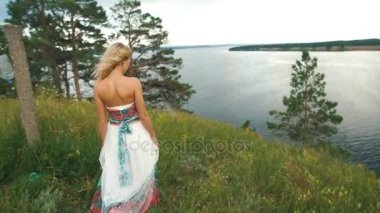 Kayalık Nehri'nin üzerinde duran genç sarışın kadın.