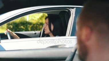 komşu arabadan bir adamla konuşurken arabada genç esmer
