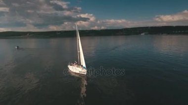 gökyüzüne karşı nehirde yelkenli üzerinde havadan görünümü