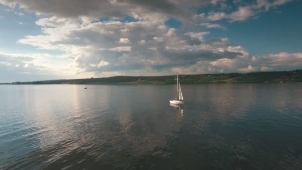 Vista aerea sulla barca a vela al fiume contro il cielo — Video Stock