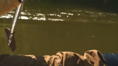 Gencin bir kısmını nehirde rafting odak.