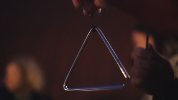 Jouer un triangle musical — Video