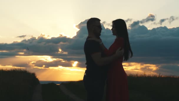 Silhuetas no amor romântico casal amantes abraçando — Vídeo de Stock