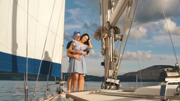 Couple en amour étreignant et amusant autour sur un yacht — Video