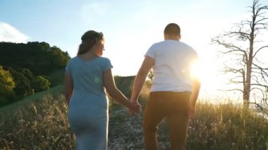 mutlu çift el ele tutuşarak tepeye