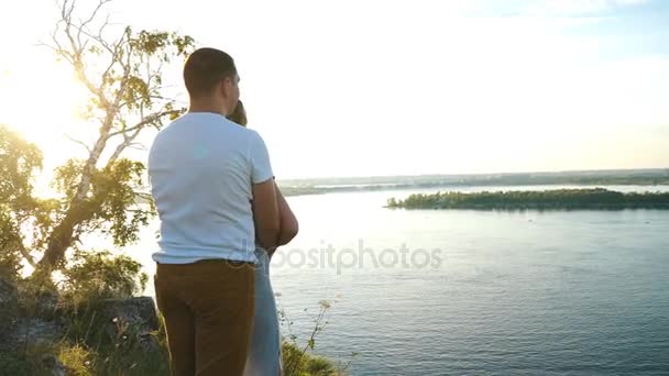 Pendant romantique flâner guy montre fille doigt dans la distance sur falaise — Video
