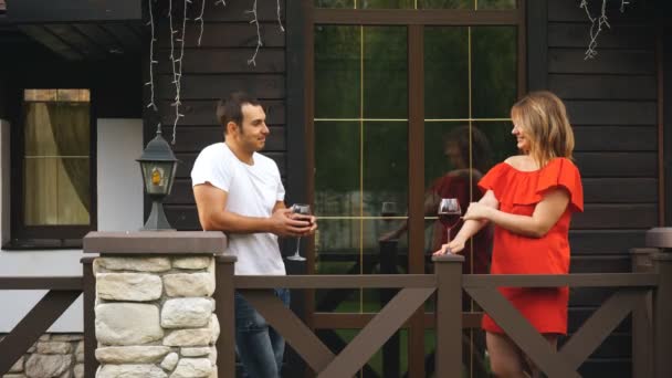 Feliz pareja en el amor bebiendo vino y tomando en la terraza — Vídeo de stock