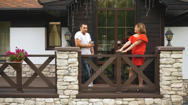 Pareja enamorada bebiendo vino en la terraza de verano — Vídeos de Stock