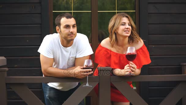 Ζευγάρι στην αγάπη πίνοντας κρασί στη βεράντα — Αρχείο Βίντεο