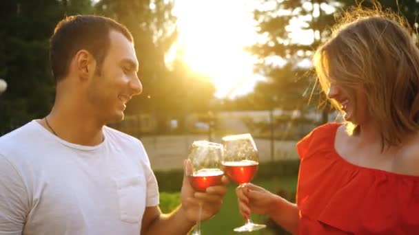 Férias de verão e namoro conceito - homem bebendo vinho com mulher no café na cidade — Vídeo de Stock