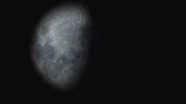 Månen genom ett teleskop — Stockvideo