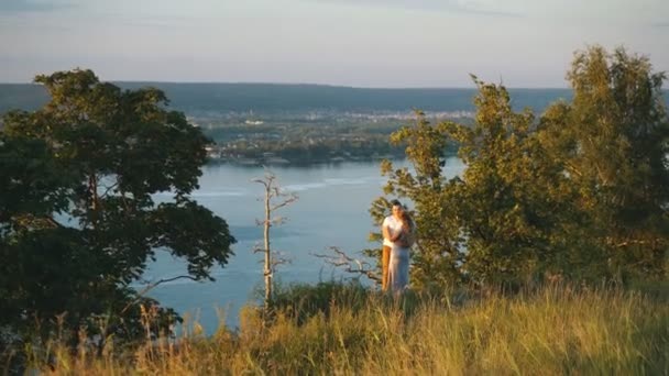 Happy couple hugging at the edge of the cliff — Stock Video