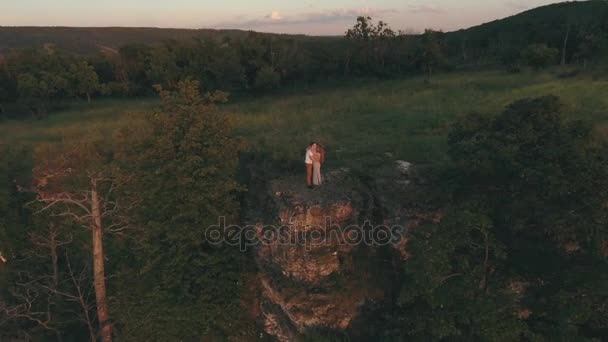 Couple heureux étreignant au bord de la falaise — Video