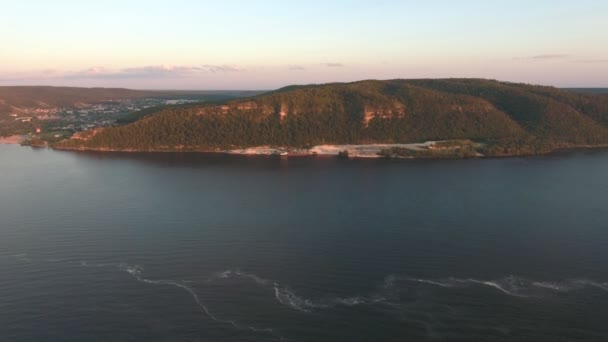 A hegy a Volga folyó légi felvétel — Stock videók