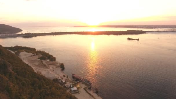 Vista sobre el río Volga con las montañas — Vídeo de stock